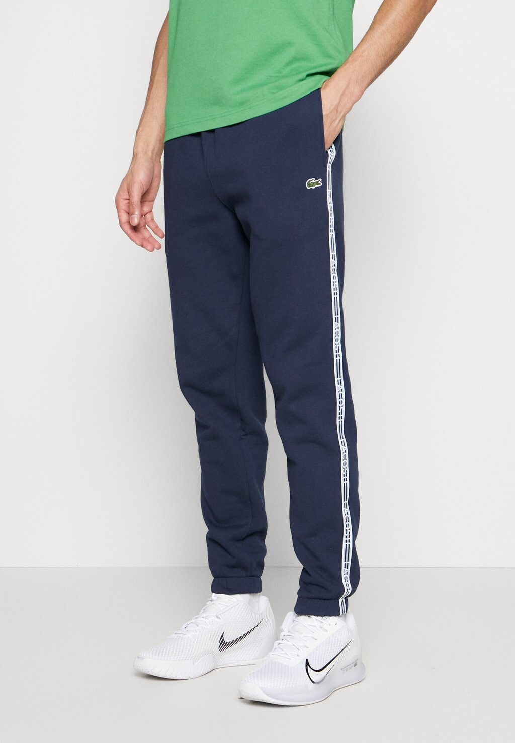 

Спортивные брюки Lacoste