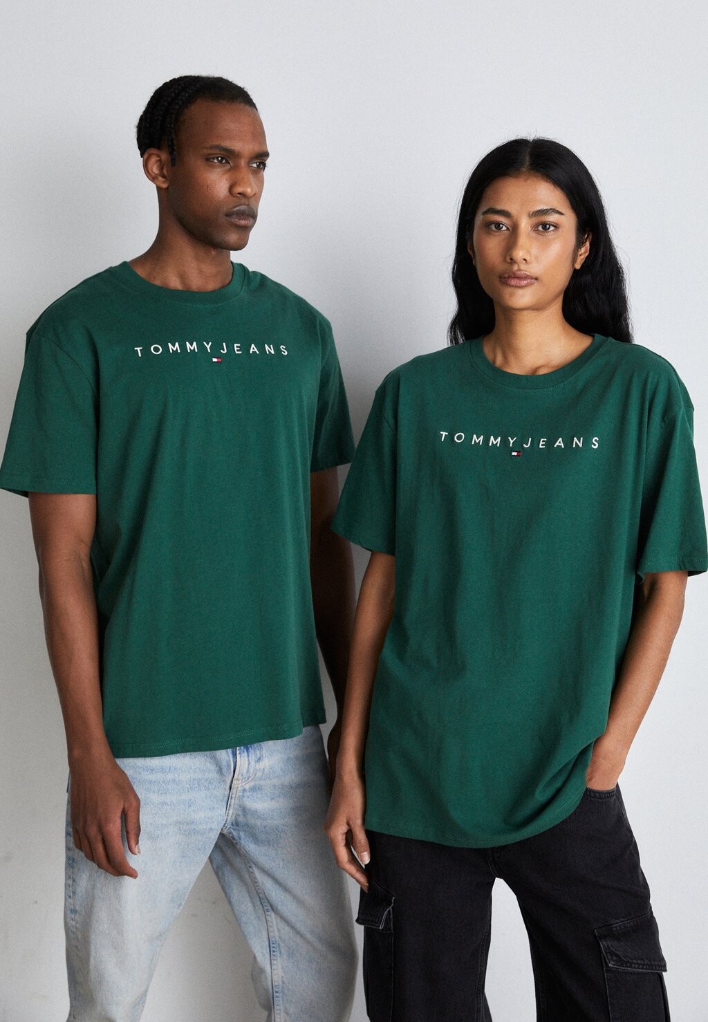 

Футболка с принтом ФУТБОЛКА LINEAR LOGO FEE UNISEX Tommy Jeans, темно-зеленый