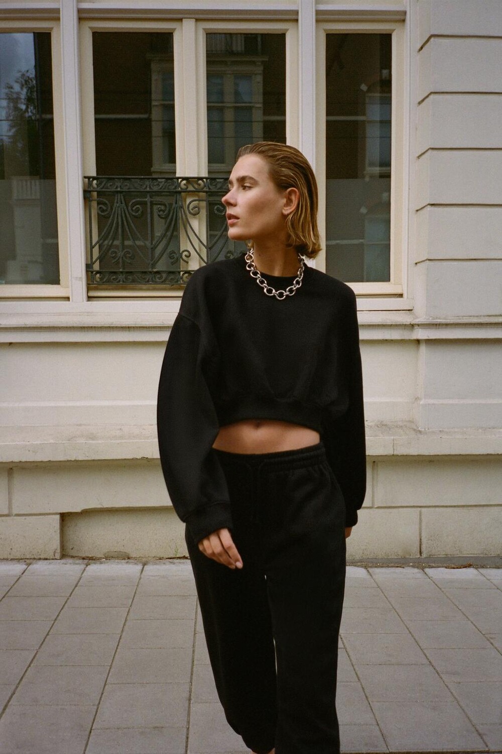 

Базовый укороченный свитшот ZARA, черный