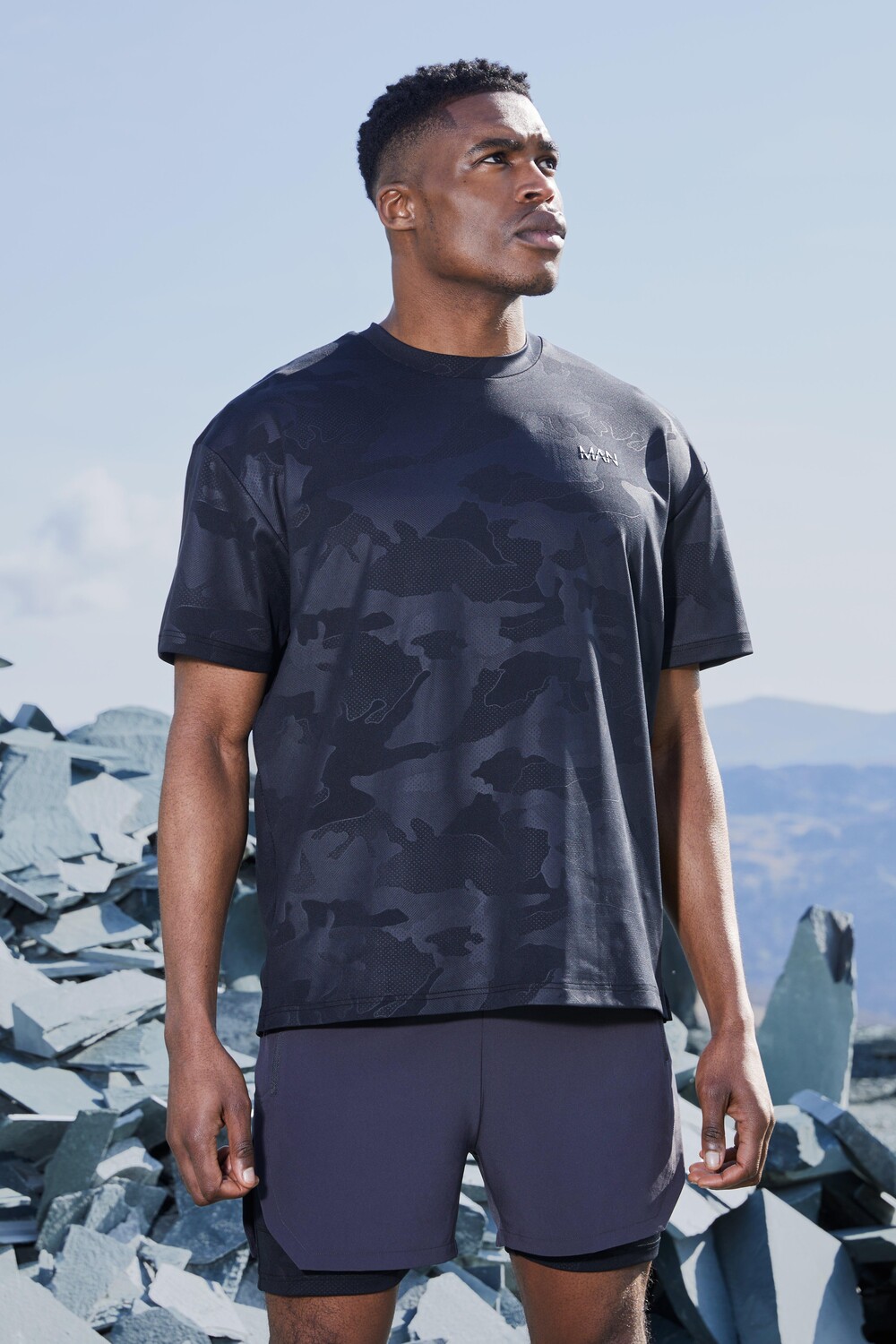 

Мужская футболка оверсайз performance active camo Boohoo, черный