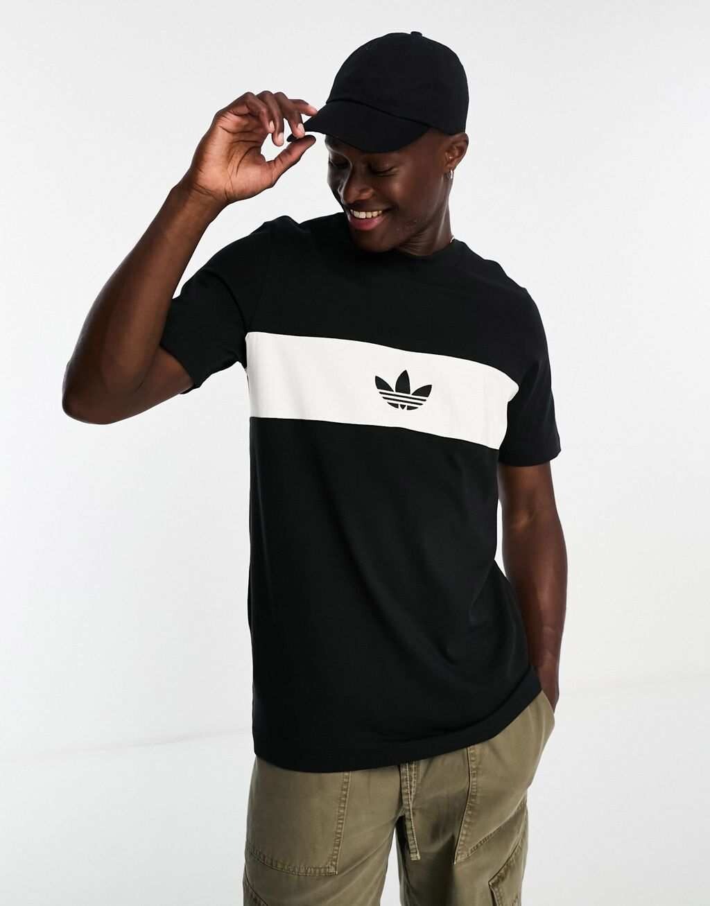 

Черно-белая футболка с цветными блоками и логотипом adidas Originals Rifta