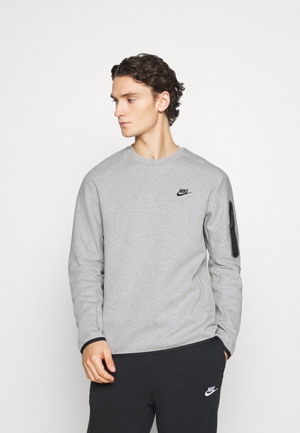 

Толстовка Nike Tech Fleece Crew, серый меланж / черный