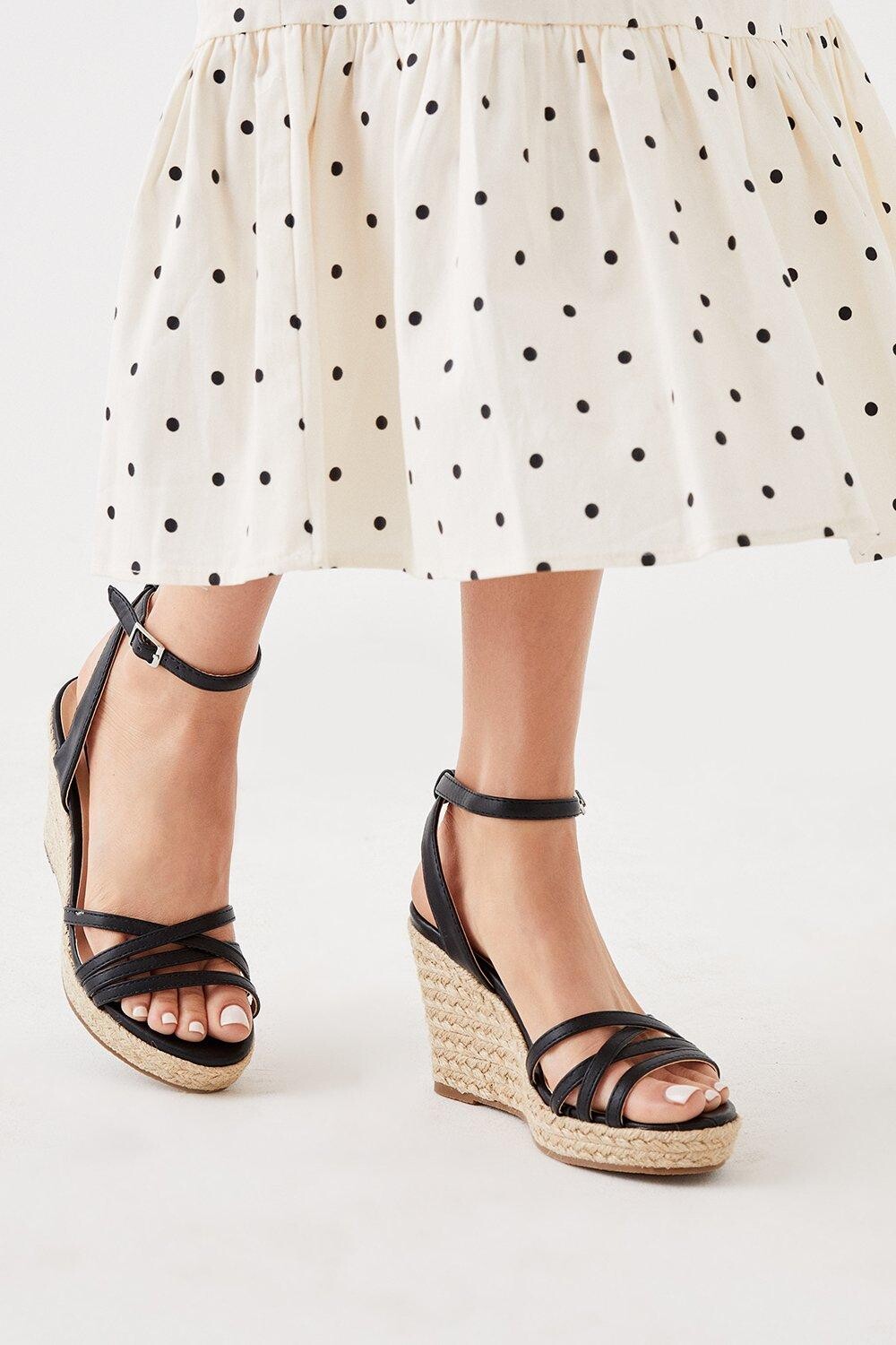 

Roxi Barely There на танкетке Dorothy Perkins, черный