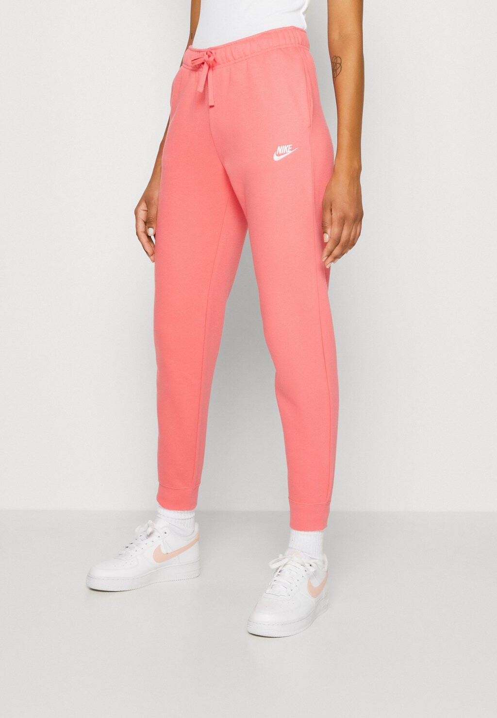 

Спортивные брюки Nike Club Pant, морской коралл / белый, Красный