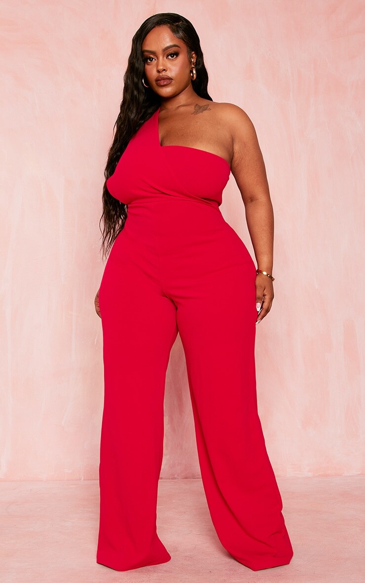 

PrettyLittleThing Красный комбинезон на одно плечо с драпировкой Plus