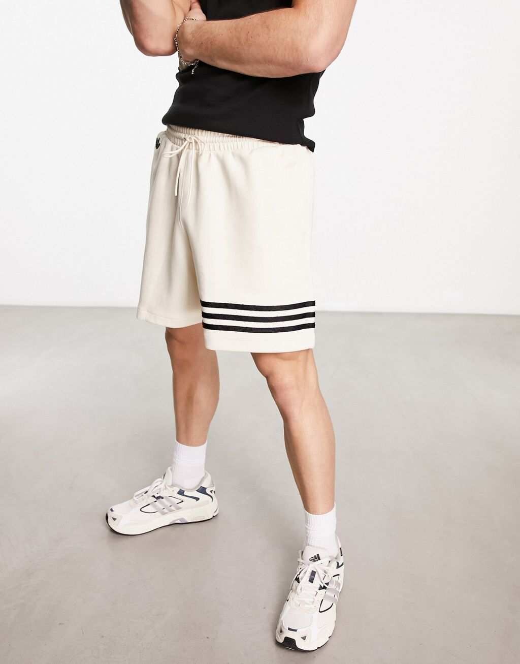

Белые шорты с 3 полосками adidas Originals Neuclassics