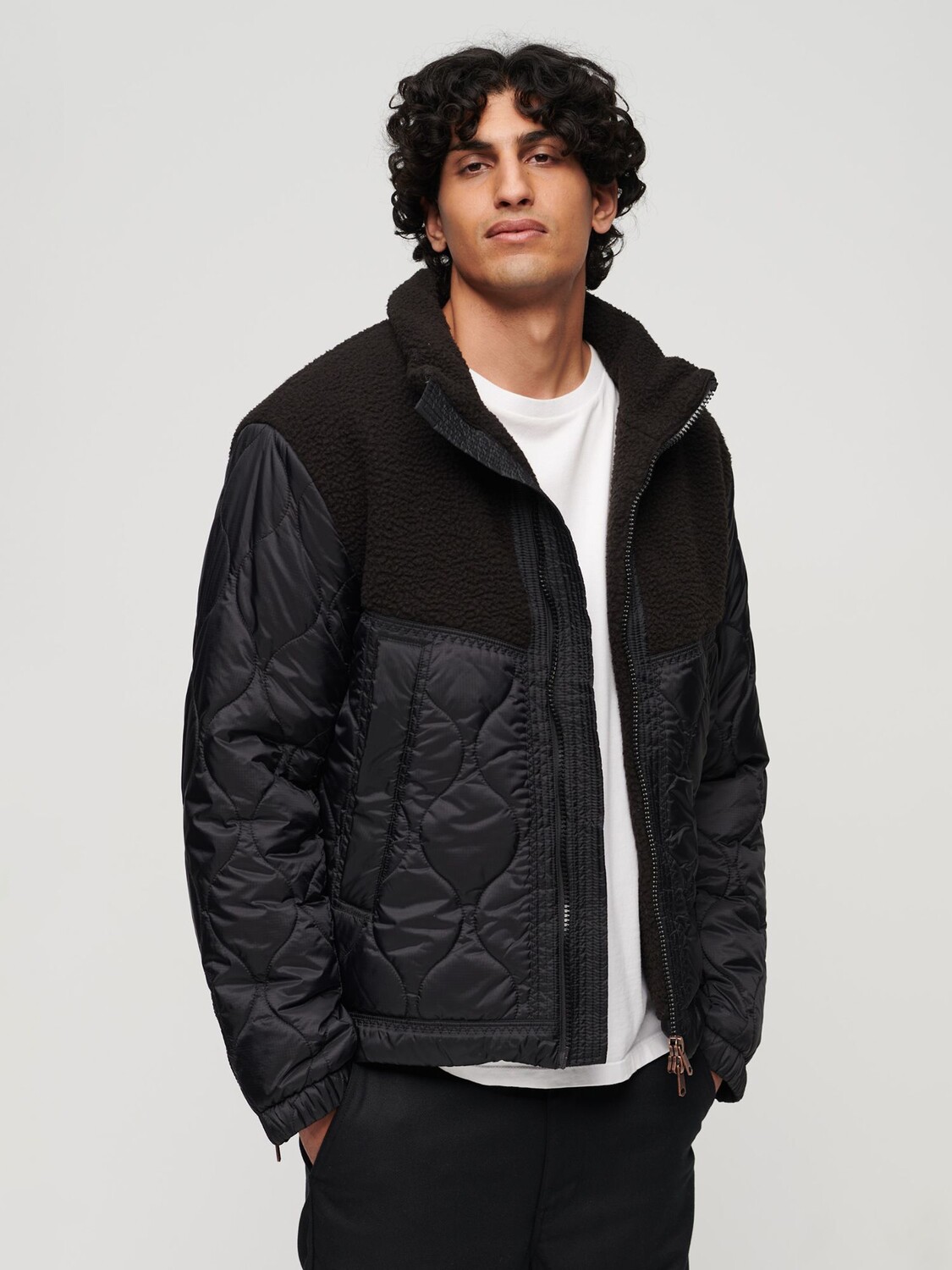 

Стеганая гибридная куртка из шерпа Superdry, черный как смоль