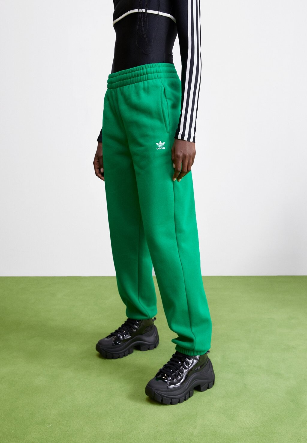

Спортивные брюки adidas Originals, зеленый