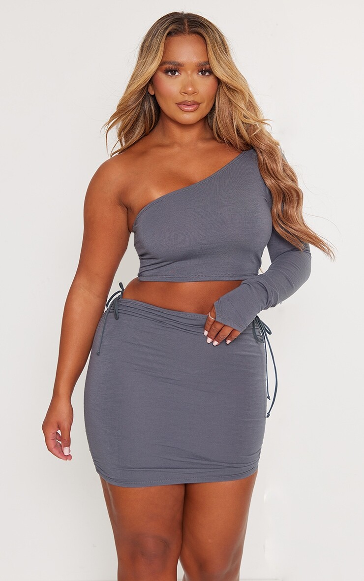 

PrettyLittleThing Shape Темно-серый контурный трикотажный укороченный топ на одно плечо