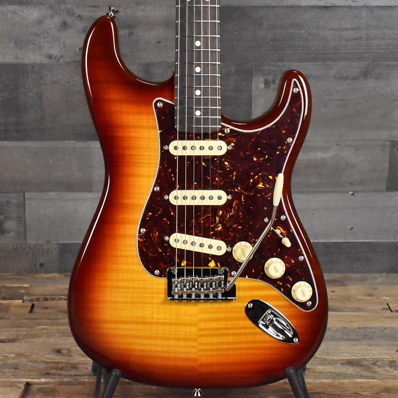 

Электрогитара Fender 70th Anniversary American Professional II Stratocaster - Comet Burst with Deluxe Molded Case