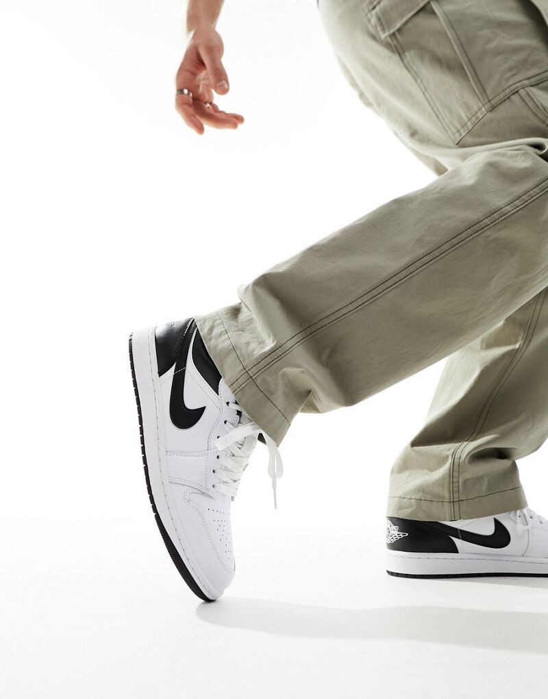 

Air Jordan 1 — бело-черные спортивные туфли с низким берцем