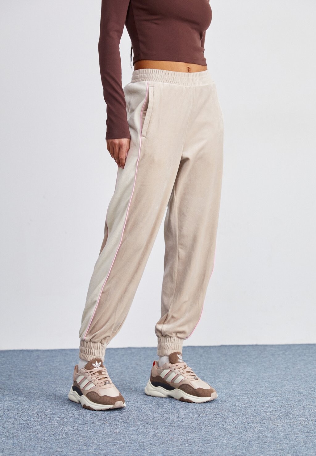 

Брюки для бега TRACK PANT adidas Originals, цвет taupe