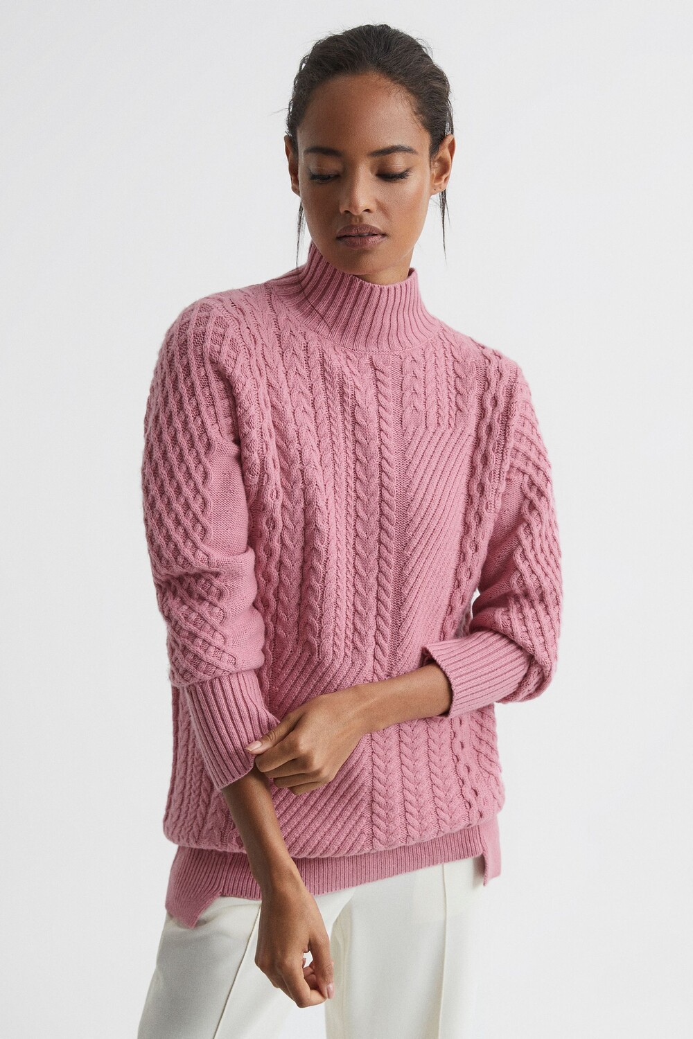 

Свитер Martha с высоким воротником косой вязки Reiss, розовый