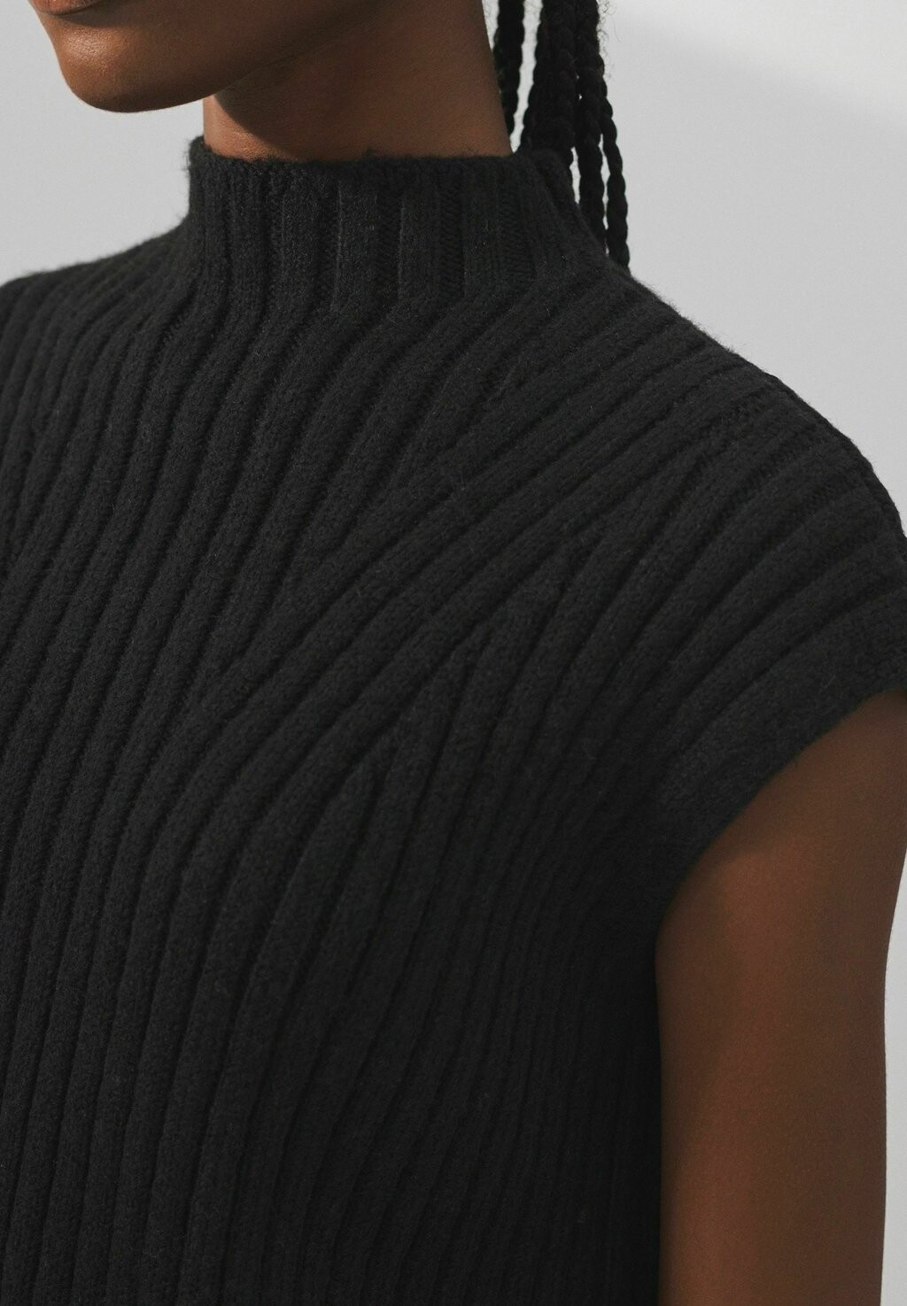 

Базовая футболка High Neck Next, черный