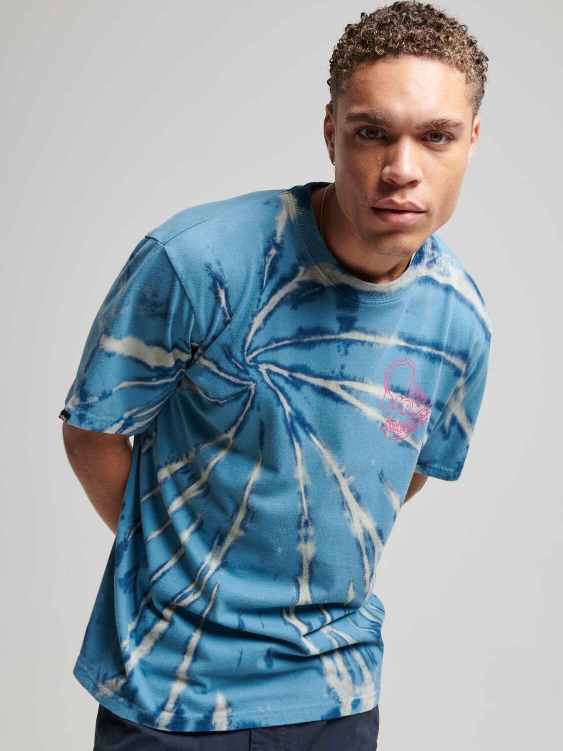 

Футболка с винтажными существами Superdry, овсяный/гончарный синий