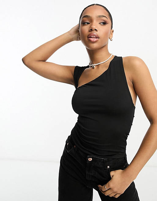 

Черный топ с асимметричным вырезом Pull&Bear