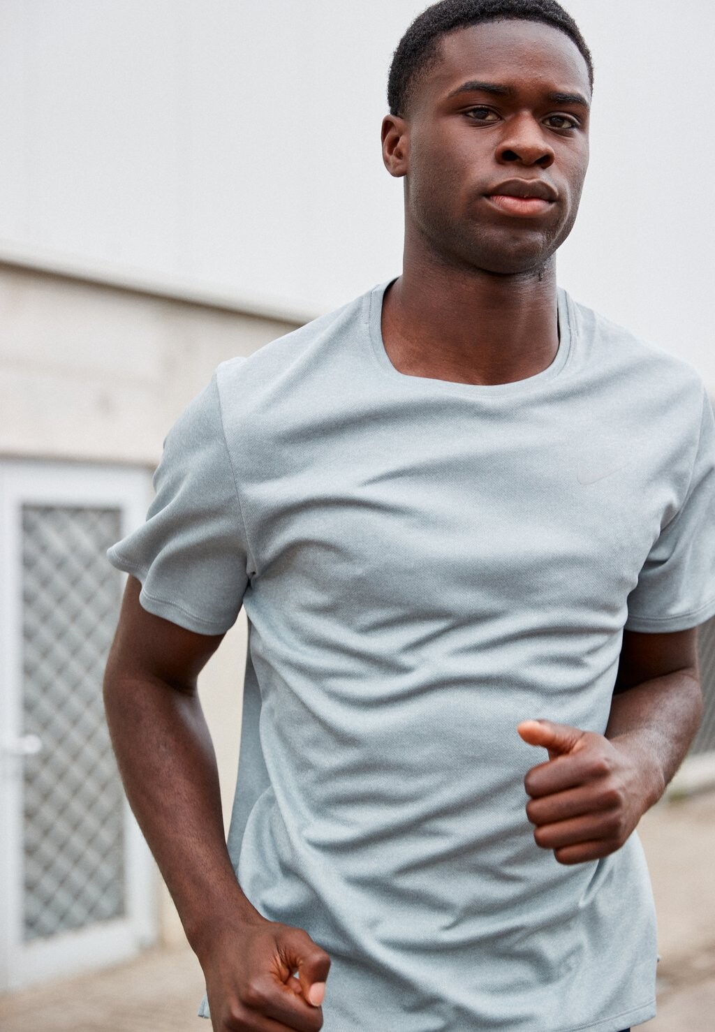 

Спортивная футболка MILER Nike, серый/серый туман/серебристый