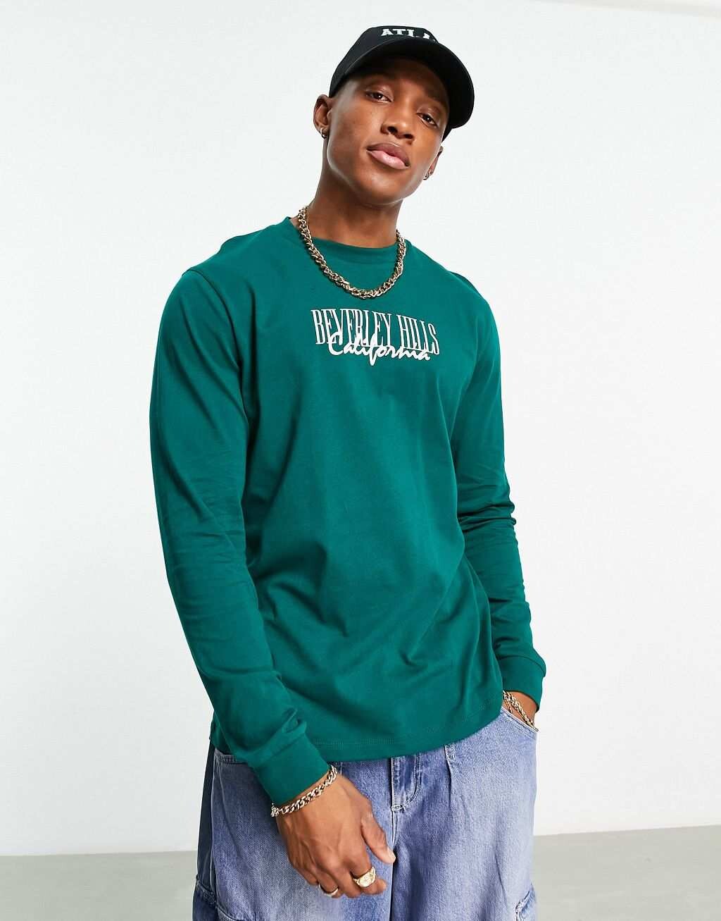 

Зеленая футболка оверсайз с длинными рукавами и городским принтом на груди ASOS DESIGN