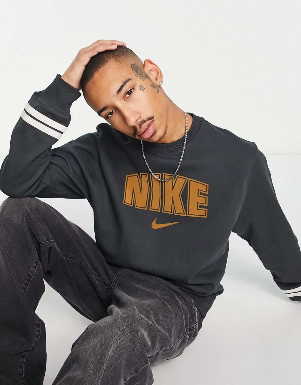 Темно-дымчато-серый свитшот Nike с круглым вырезом и принтом на груди в стиле ретро футболка nike темно дымчатого цвета с принтом на груди в стиле ретро