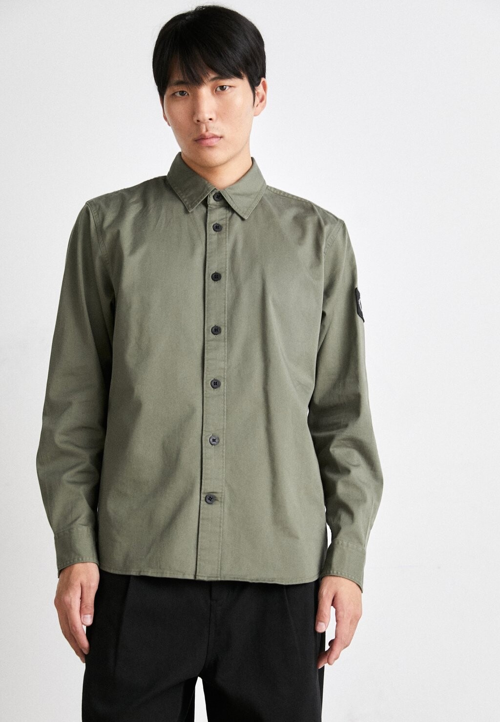

Рубашка MONOLOGO BADGE Calvin Klein Jeans, цвет dusty olive