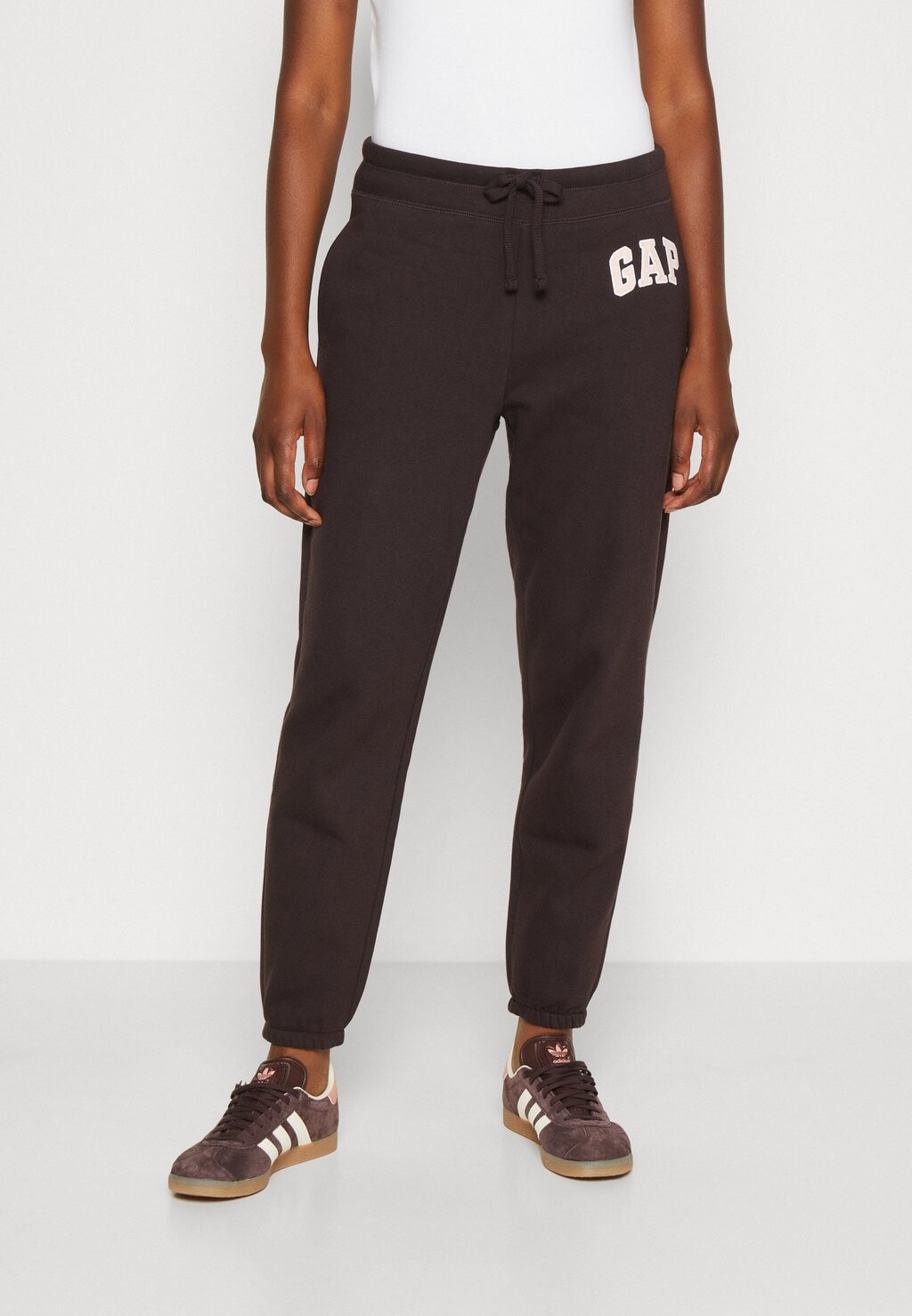 

Спортивные брюки GAP, Черный