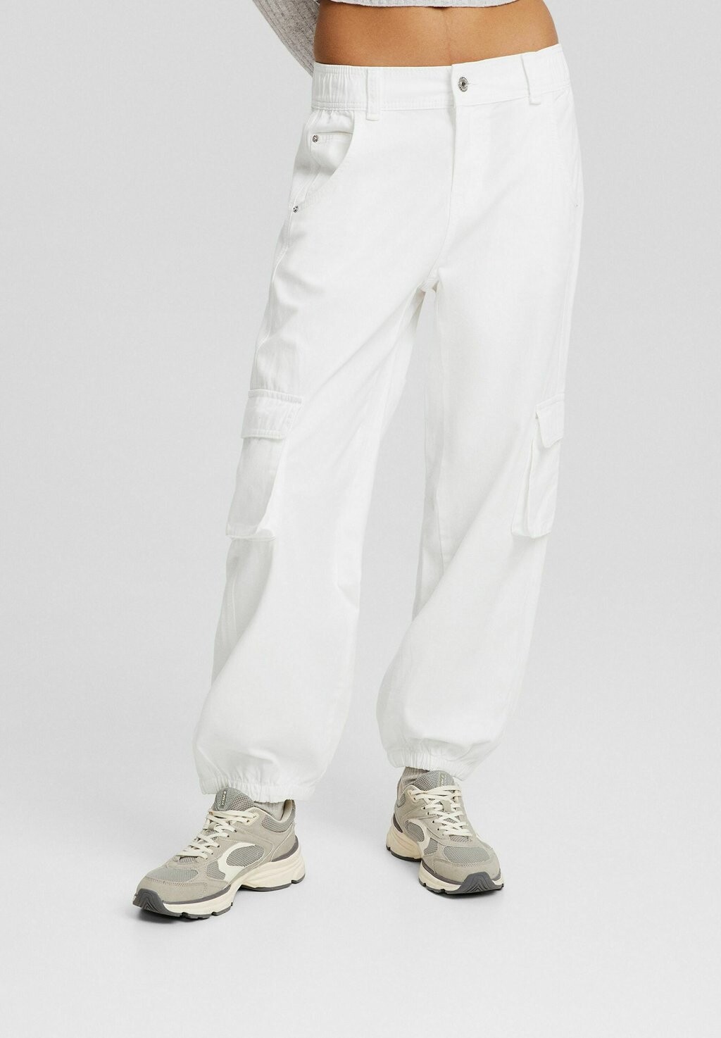 

Брюки-карго Joggers Bershka, белый