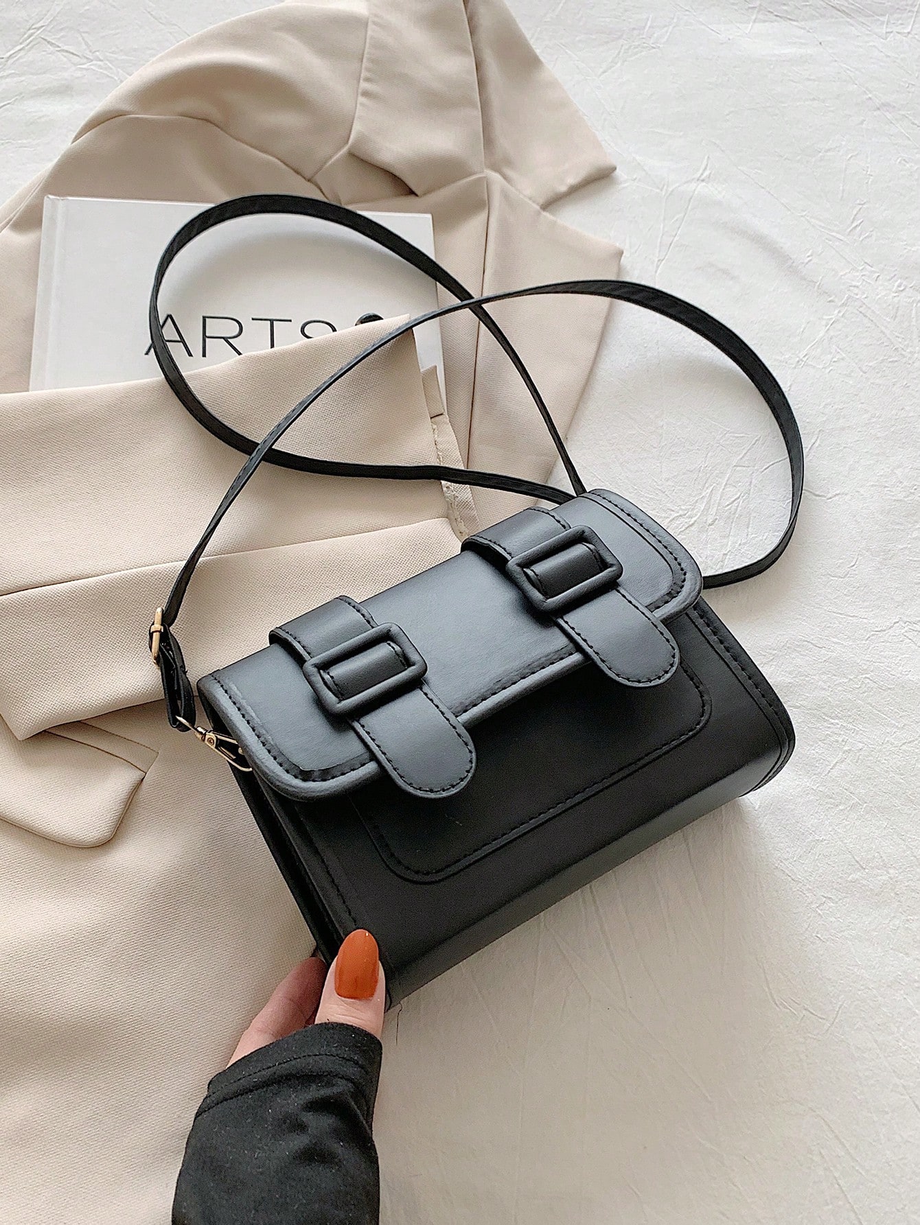 Мини-минималистичная квадратная сумка с пряжкой и клапаном, черный