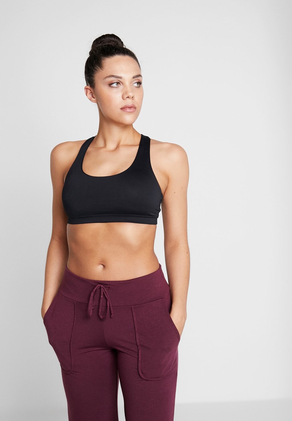 

Спортивный бюстгальтер с легкой поддержкой Cotton On, черный