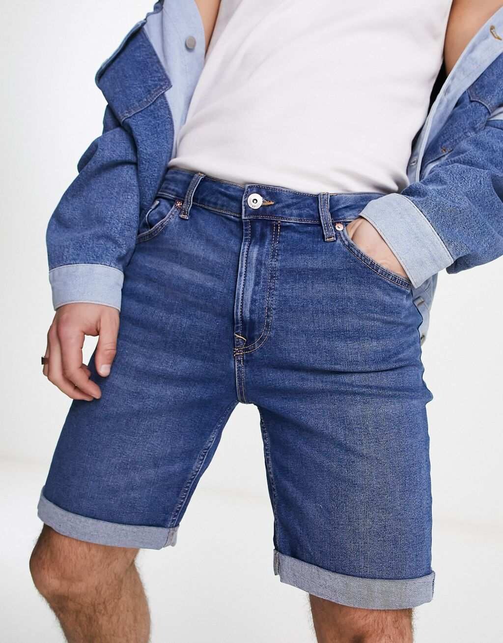 

Темно-синие джинсовые шорты с подкатами Bershka
