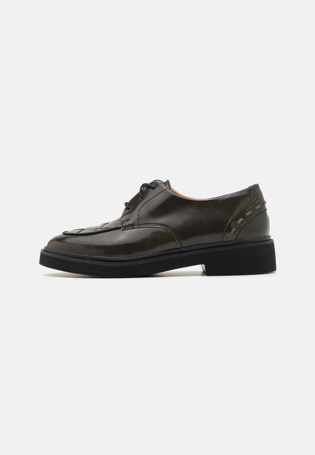 

На шнуровке Splend Weave Clarks, цвет black interest