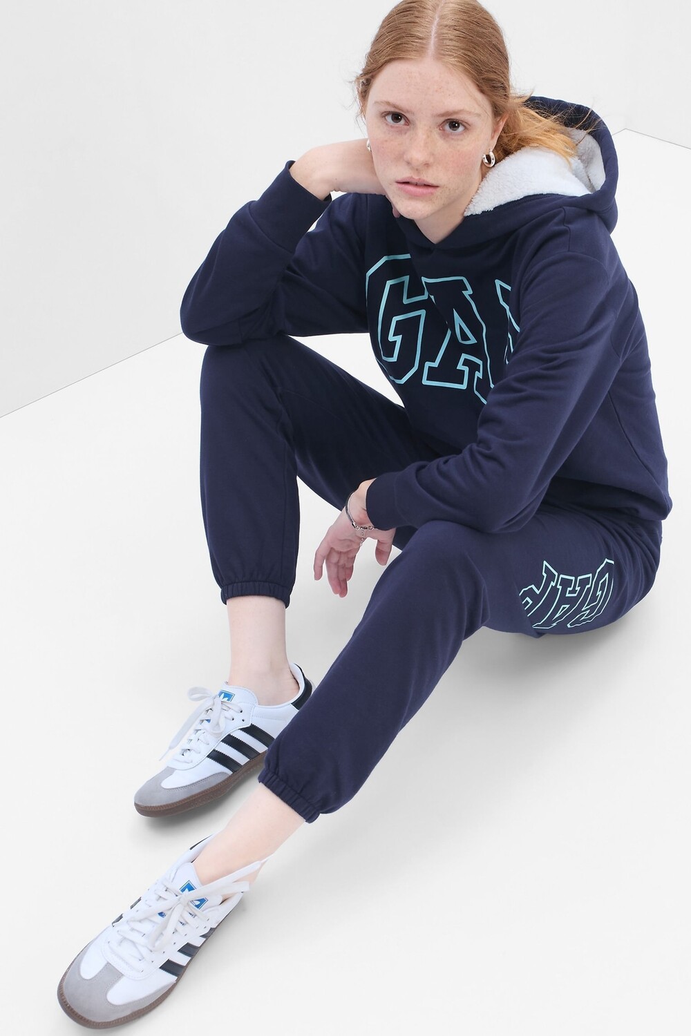 

Джоггеры с логотипом по бокам Gap, синий