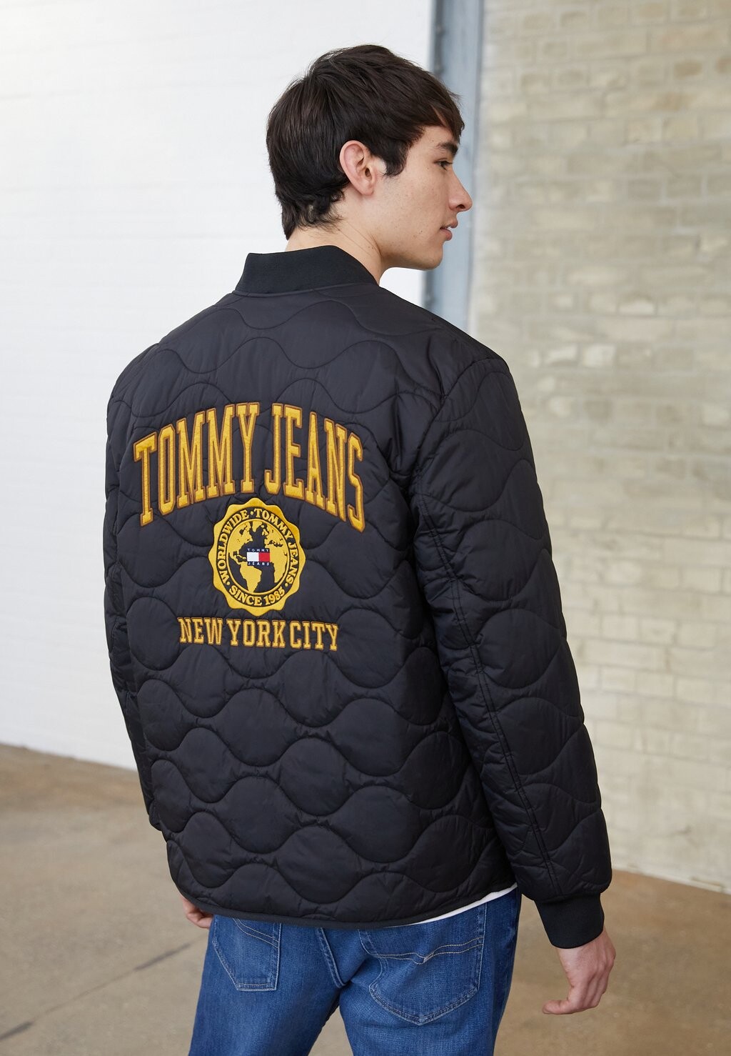 

Легкая куртка Tommy Jeans, черный