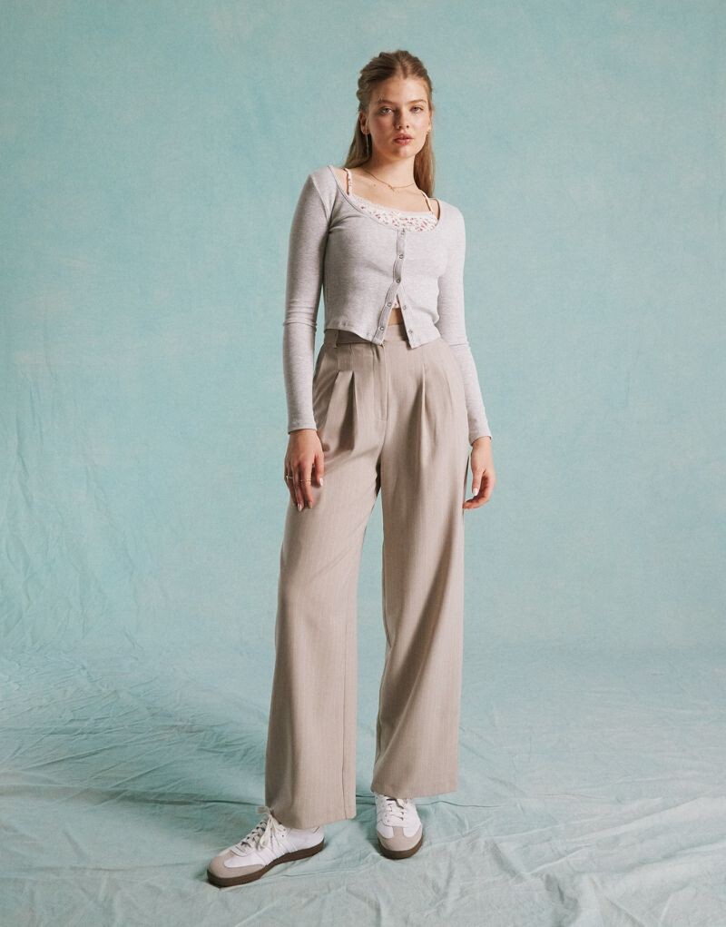 

Miss Selfridge – серые приталенные широкие брюки в полоску