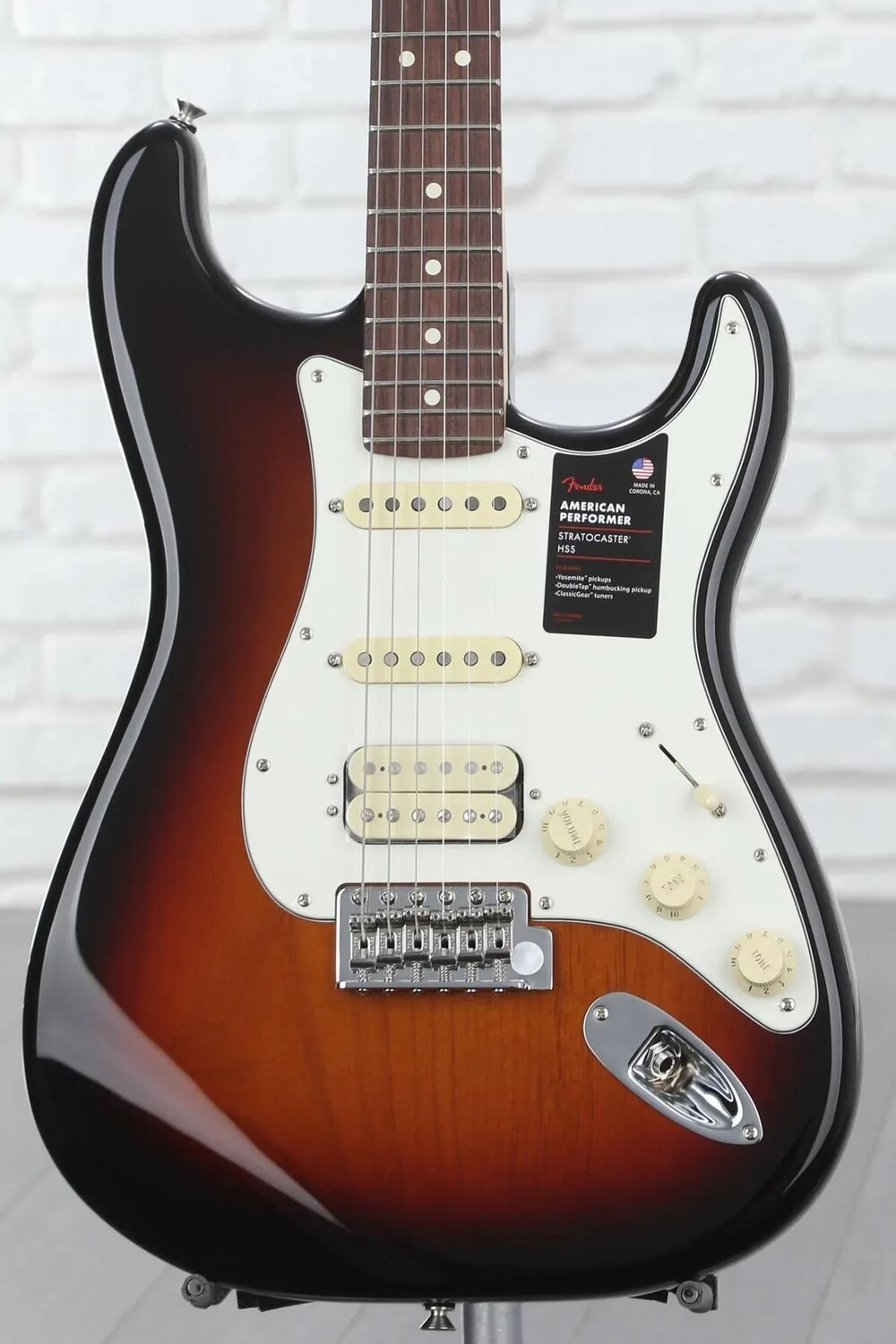 

Fender American Performer Stratocaster HSS — 3-Tone Sunburst с накладкой из палисандра