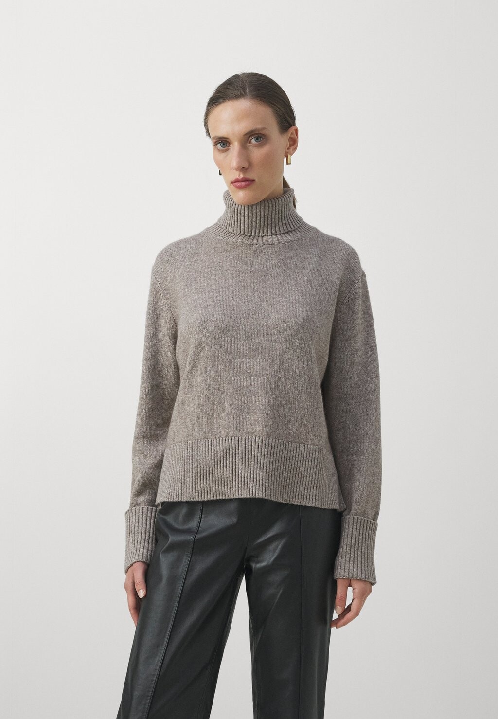 

Свитер ROLLNECK FTC Cashmere, ореховое дерево