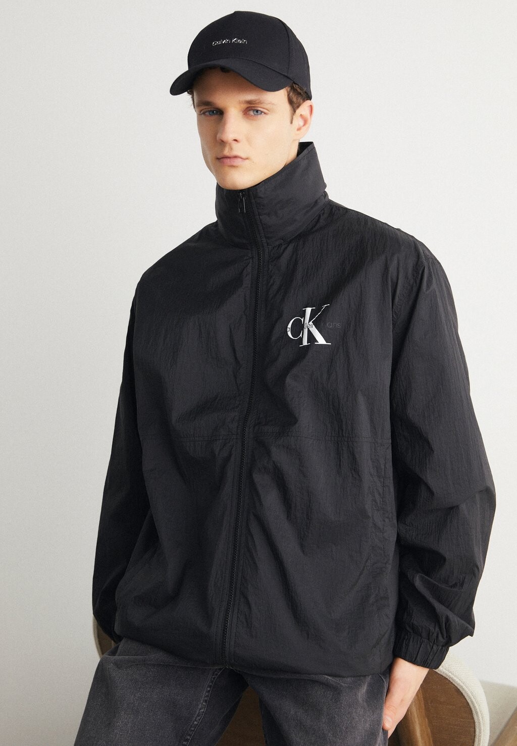 

Весенняя куртка Calvin Klein Jeans, черный