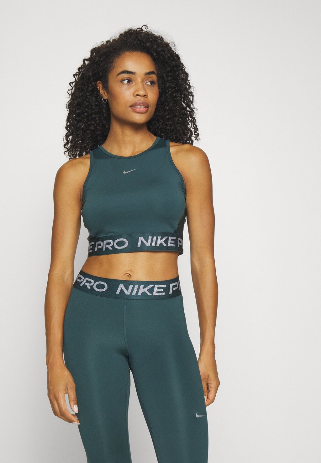 

Верх CROP TANK SHINE Nike, глубокие джунгли/серебристый металлик