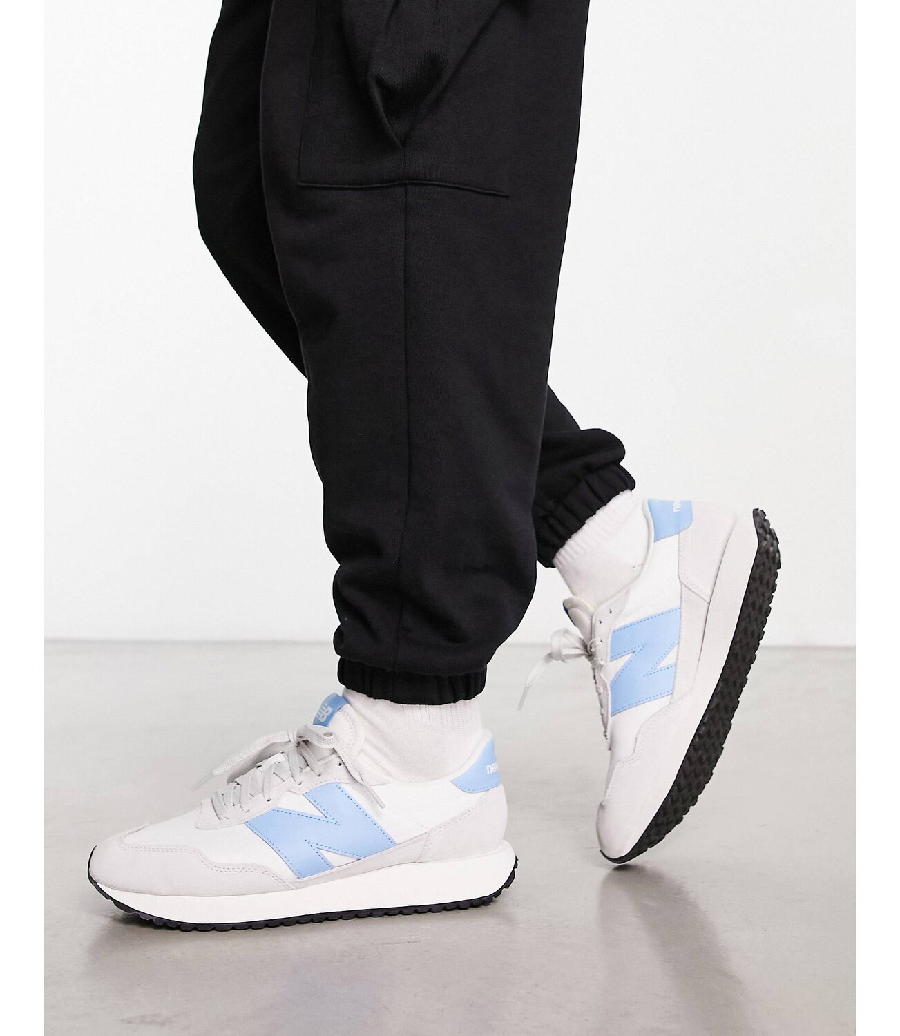 

Бело-голубые кроссовки New Balance 237