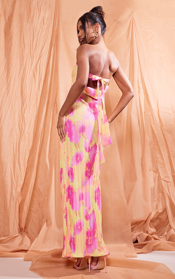 PrettyLittleThing Плиссированное платье-бандо с хомутом на спине и разноцветным цветочным принтом