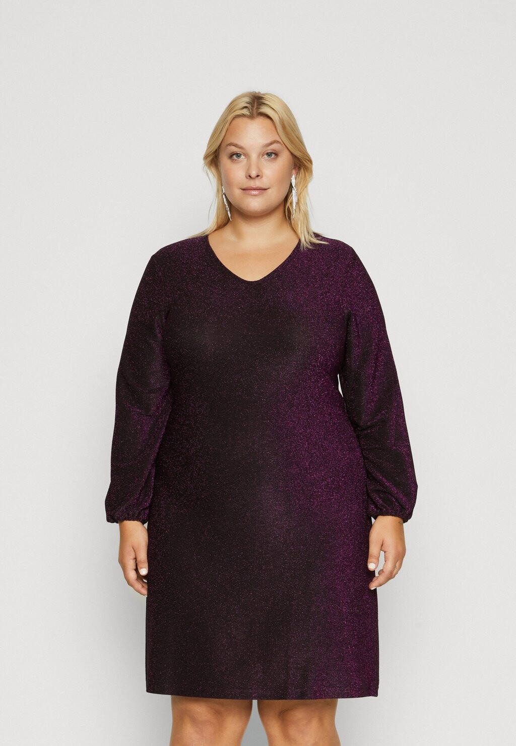 

Платье из джерси Carrich Glitter V Neck Dress ONLY Carmakoma, цвет clover