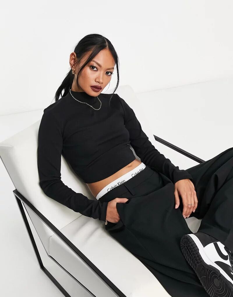 

Черный укороченный топ с воротником стойкой ASOS