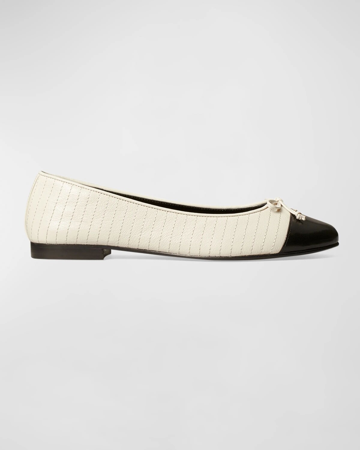 

Стеганые двухцветные балетки с бантом Tory Burch, цвет Light Cream / Perfect Black
