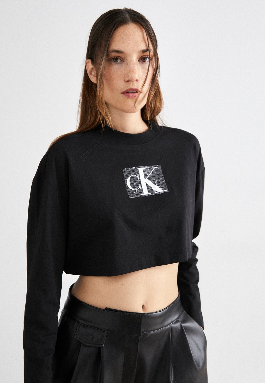 

Толстовка SEQUIN LONG SLEEVE SHORT Calvin Klein Jeans, черный