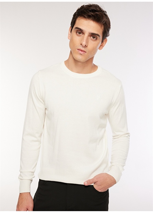 Однотонный мужской свитер цвета экрю с круглым вырезом Fabrika