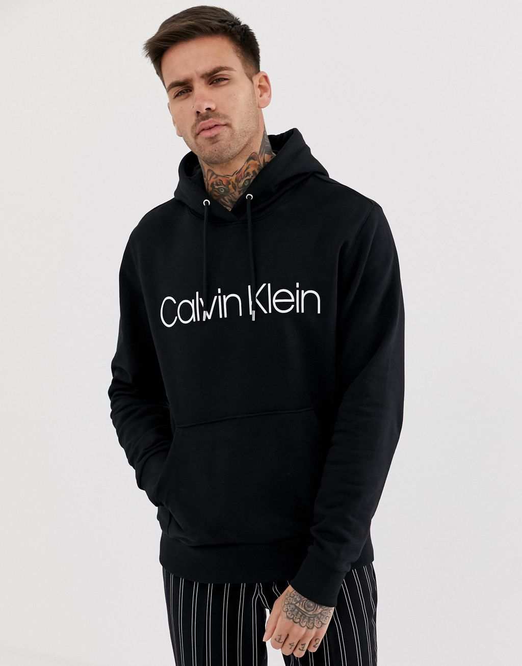 

Черное худи Calvin Klein