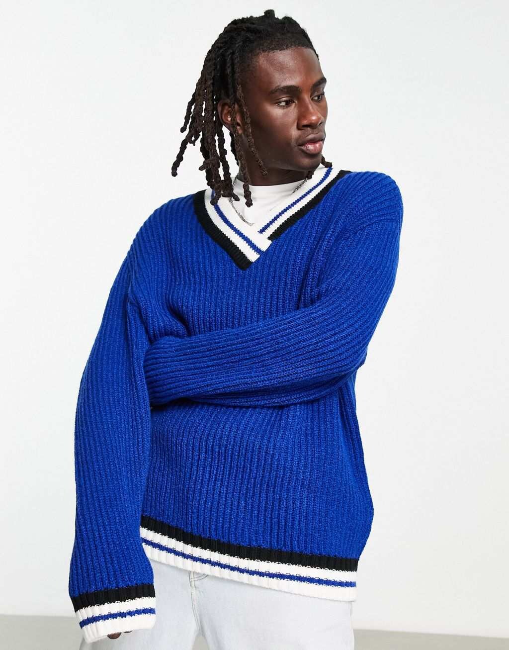 

Синий вязаный джемпер оверсайз с V-образным вырезом ASOS DESIGN