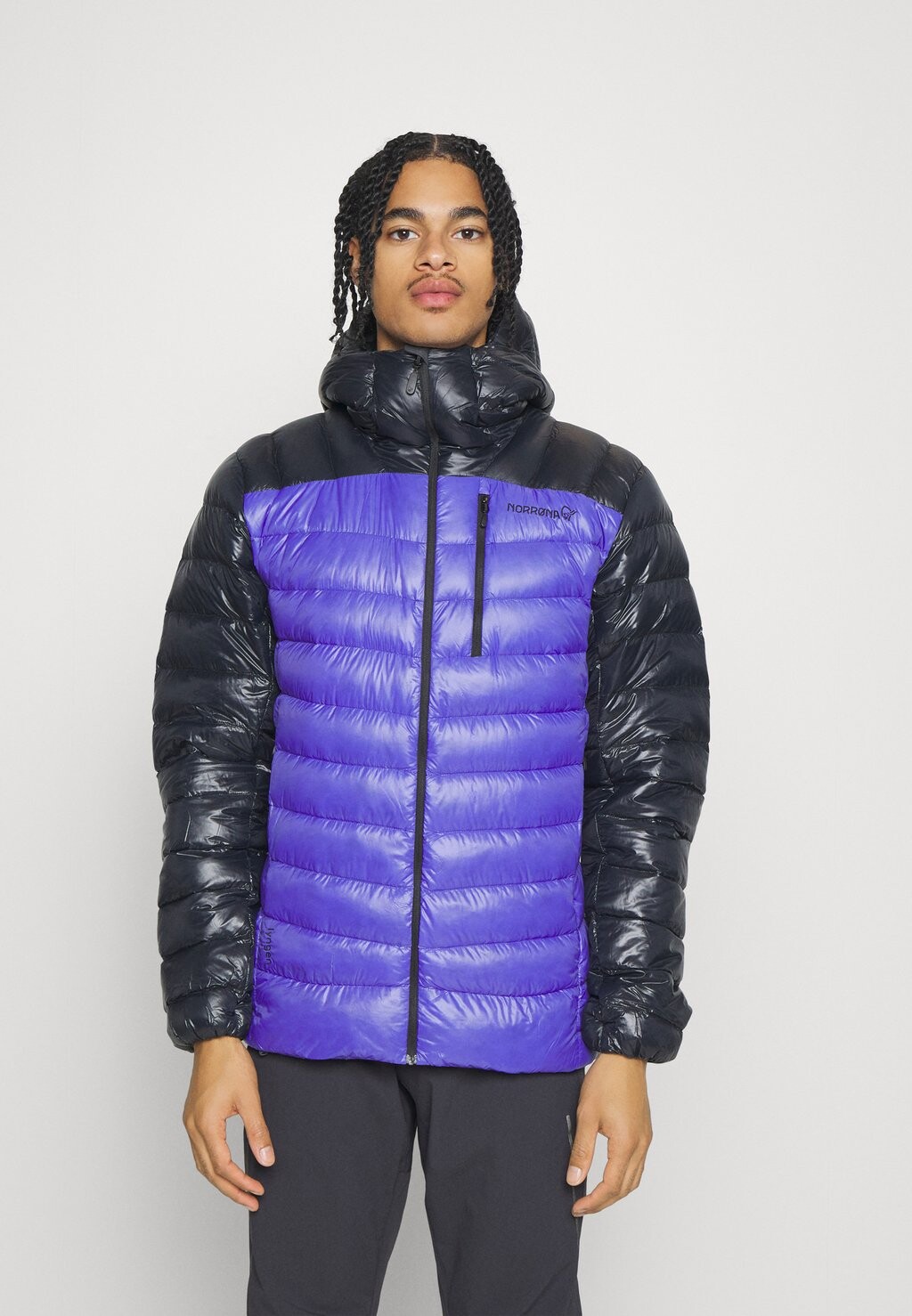 

Пуховик Lyngen Norrøna, цвет royal blue/caviar