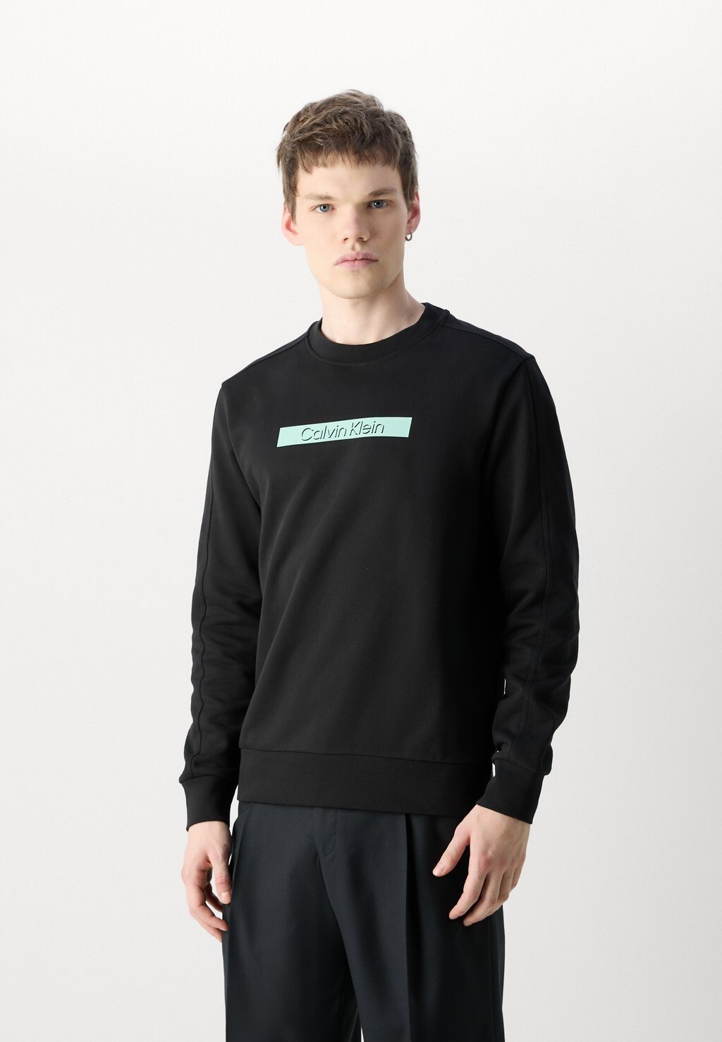 

Спортивный свитер CUT OUT SHADOW LOGO Calvin Klein, черный
