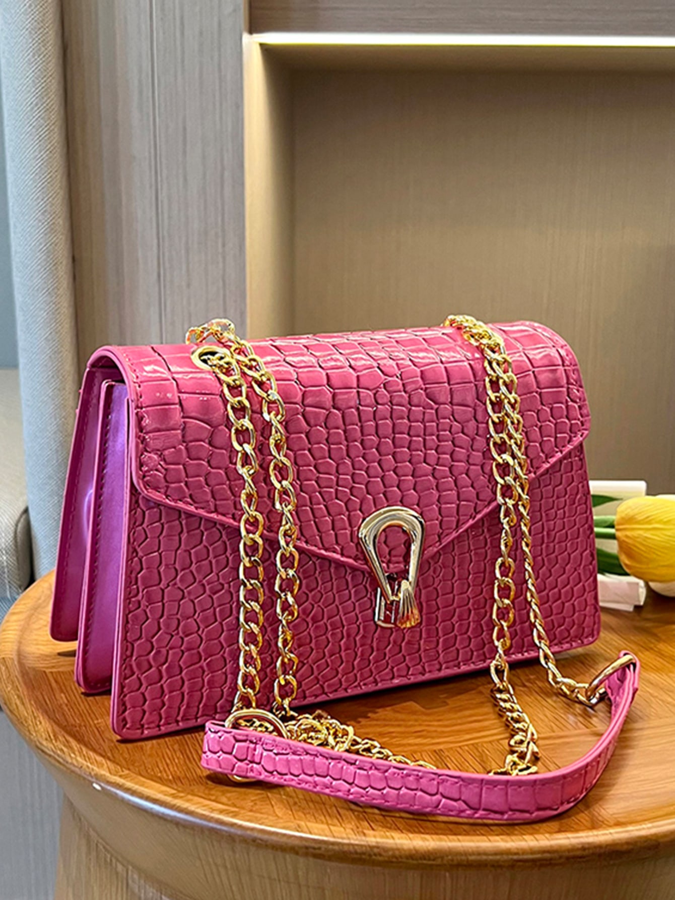 Маленькая квадратная сумка с ремешком-цепочкой и тиснением под кожу крокодила, ярко-розовый