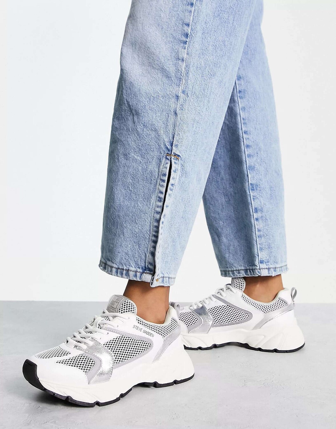 

Белые и серебристые массивные кроссовки с несколькими вставками Steve Madden Standout